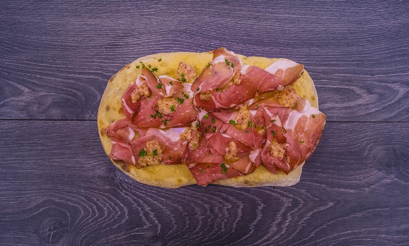 pinsa parma prosciutto & rafano relish