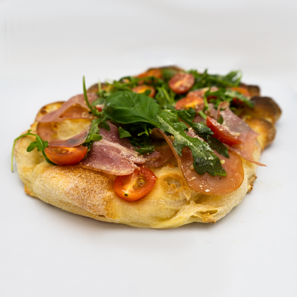 èinsa topped with Italian food